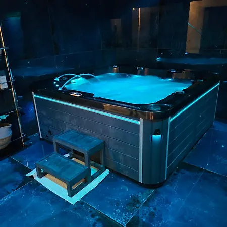 Signature Piscine Jacuzzi فيلة *