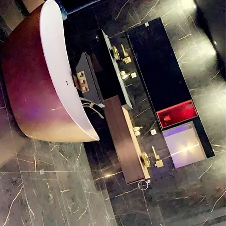 Signature Piscine Jacuzzi فيلة نيم