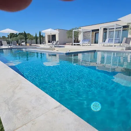 Signature Piscine Jacuzzi فيلة