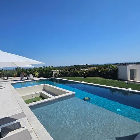 Signature Piscine Jacuzzi فيلة نيم